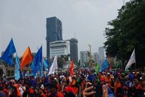 Buruh memadati Bundaran Patung Kuda, Jakarta, Senin (2/10) untuk mengawal putusan MK soal UU Cipta Kerja. Foto: Nur Hana Putri Nabila.