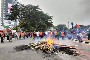 Massa buruh ricuh usai demonstrasi menolak aturan Cipta Kerja di Jakarta, Senin (2/10). Foto: Nur Hana Putri Nabila. 