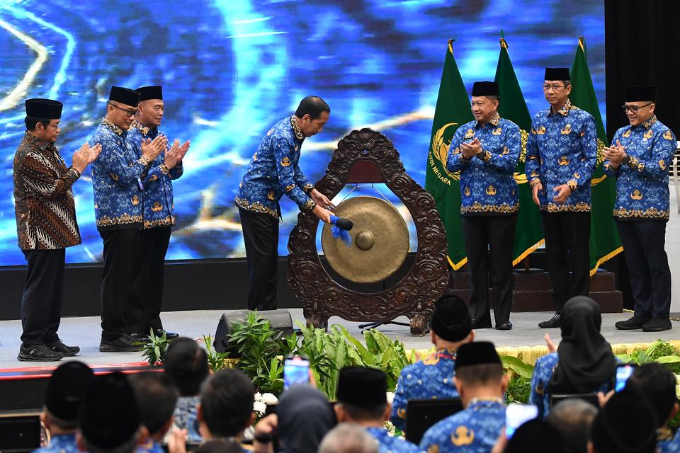 Presiden Joko Widodo (tengah) memukul gong untuk membuka Rapat Kerja Nasional (Rakernas) Korps Pegawai Republik Indonesia (Korpri) di Jakarta, Selasa (3/10/2023). 