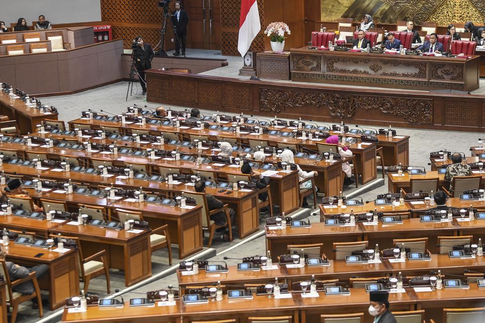 Sejumlah anggota DPR mengikuti rapat Paripurna DPR Ke-7 Masa Persidangan I Tahun Sidang 2023-2024 di Kompleks Parlemen, Senayan, Jakarta, Selasa (3/10). Dalam rapat paripurna tersebut, DPR resmi mengesahkan UU ASN. 