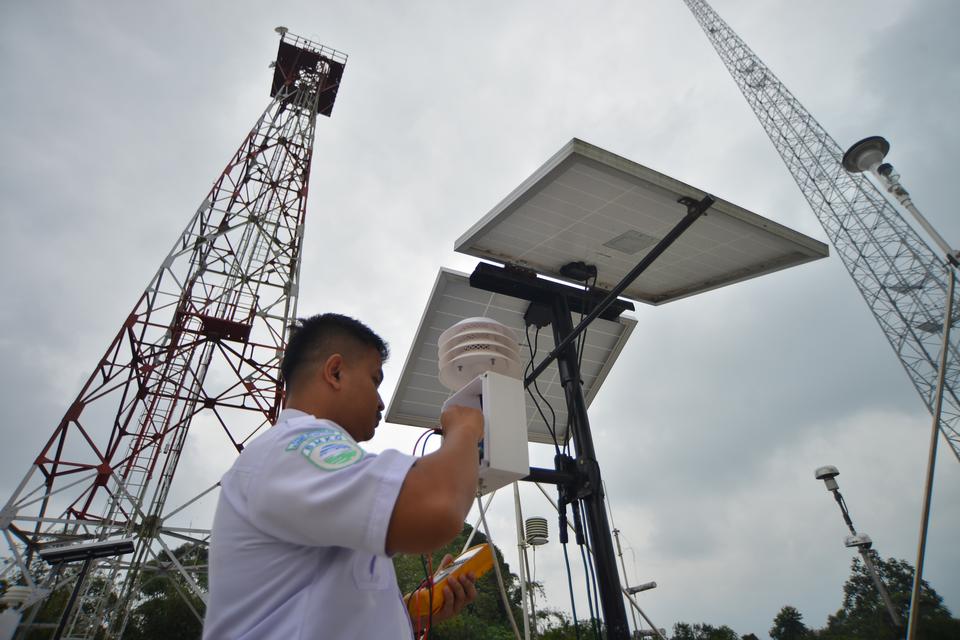 Petugas menyiapkan alat pemantau udara di Stasiun pemantau atmosfer global (GAW) Bukit Koto Tabang, Agam, Sumatera Barat, Selasa (3/10/2023).