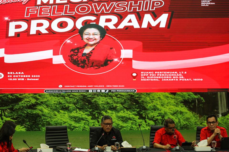 Sekjen DPP PDI Perjuangan Hasto Kristiyanto (tengah) menyampaikan keterangan kepada wartawan mengenai Program Megawati Fellowship di Kantor DPP PDIP, Jakarta, Selasa (3/10/2023). PDI Perjuangan menyelenggarakan program Megawati Fellowship di bidang pendid