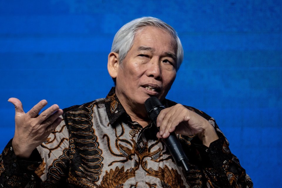Investor kenamaan Tanah Air Lo Kheng Hong memberi penjelasan saat acara Wealth Wisdom yang diselenggarakan Permata Bank di Balroom Ritz Carlton, Jakarta, Selasa, 3/10).