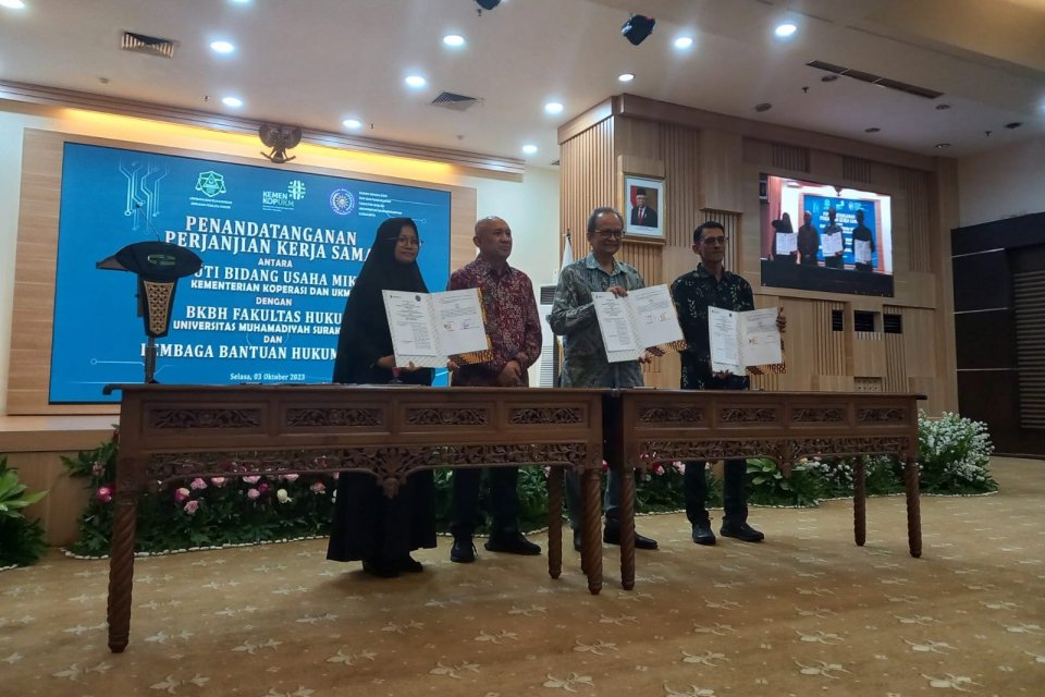 Penandatanganan Perjanjian Kerja Sama antara Deputi Bidang Usaha Mikro Kementerian Koperasi dan UKM dengan Universitas Muhammadiyah, dan Lembaga Bantuan Hukum di Kantor Kementerian Koperasi dan UKM, Jakarta, Selasa (3/10).
