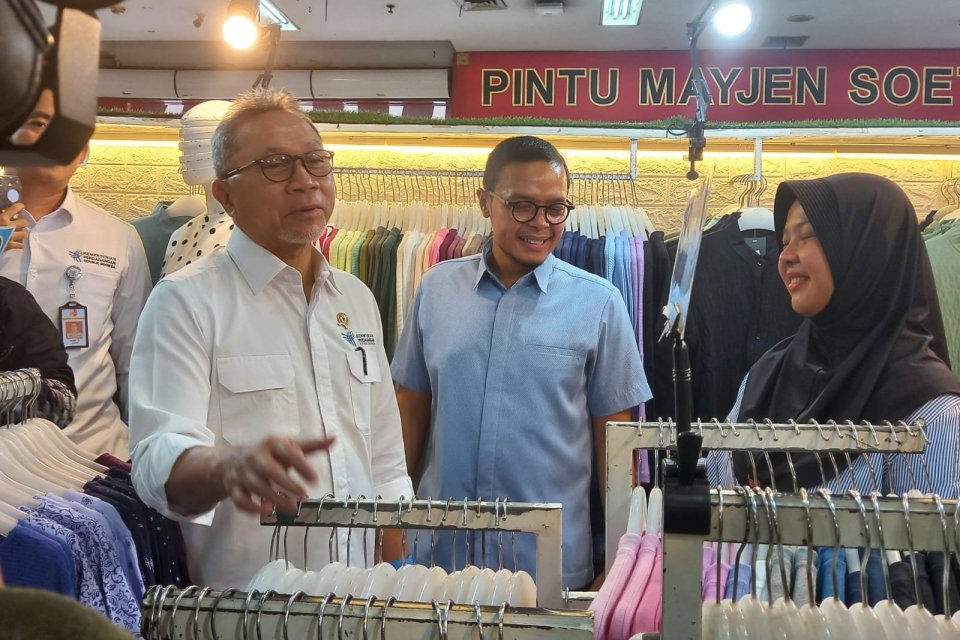 Menteri Perdagangan Zulkifli Hasan mengunjungi Pusat Grosir Cililitan, Jakarta Timur, Selasa (3/10)