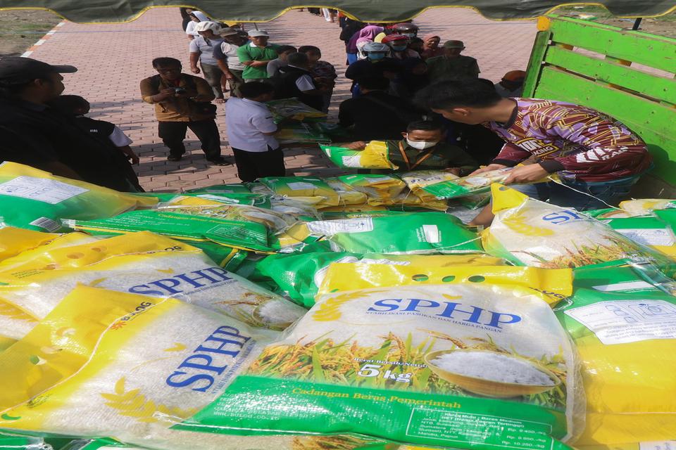 Pekerja menurunkan beras murah yang dijual seharga Rp52 ribu per kemasan lima kilogram dari bak truk di Kelurahan Balowerti, Kota Kediri, Jawa Timur, Selasa (4/10/2023). Pemerintah daerah setempat mendistribusikan sebanyak 24 ton beras murah sebagai upaya