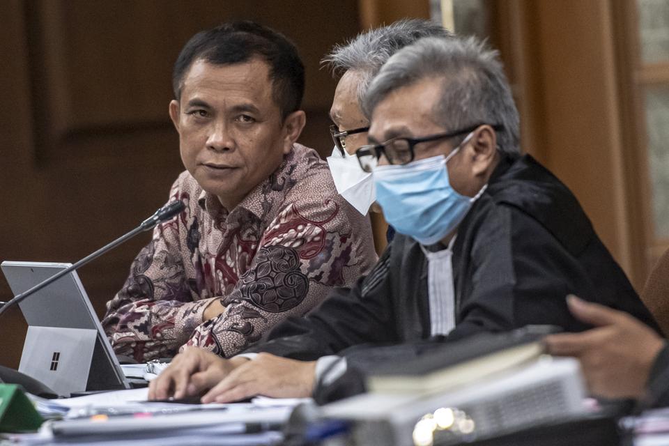 Terdakwa kasus dugaan korupsi menara pemancar sinyal atau BTS 4G Kominfo Galumbang Menak (kiri) mengikuti sidang lanjutan kasus tersebut di Pengadilan Tipikor, Jakarta, Rabu (4/10/2023). JPU menghadirkan sejumlah saksi diantaranya Candra Brahmono Indianto