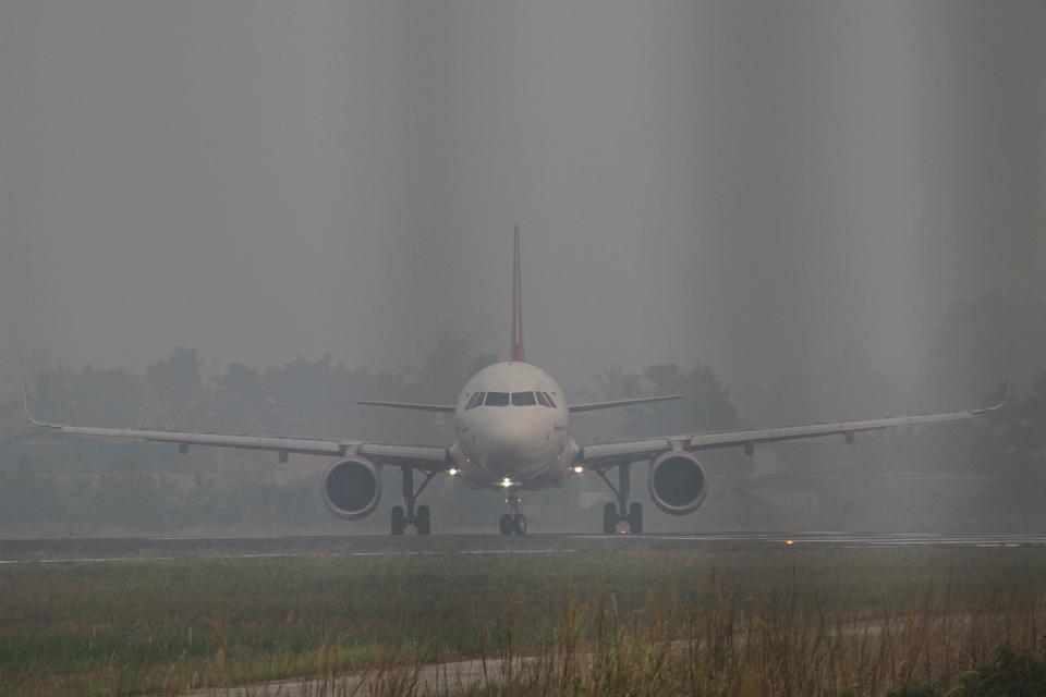Pesawat komersial bersiap melakukan penerbangan di tengah polusi asap di Bandara Tjilik Riwut, Palangka Raya, Kalimantan Tengah, Rabu (4/10/2023). Menurut pantauan Badan Meteorologi, Klimatologi, dan Geofisika (BMKG) cuaca penerbangan pada saat pagi hari 