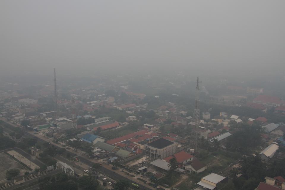 Suasana kota diselimuti kabut asap di Palangka Raya, Kalimantan Tengah, Rabu (4/10/2023). Berdasarkan data dari aplikasi ISPUnet Kementerian Lingkungan Hidup dan Kehutanan (KLHK), kualitas udara di kota itu masuk kategori berbahaya dengan nilai indeks 317