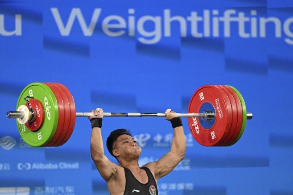 Lifter Indonesia Rahmat Erwin Abdullah berhasil menyabet medali emas sekaligus mencetak rekor dunia kelas 73 kilogram pada Asian Games 2022 Hangzhou, Cina, Selasa (3/10). Foto: Antara.