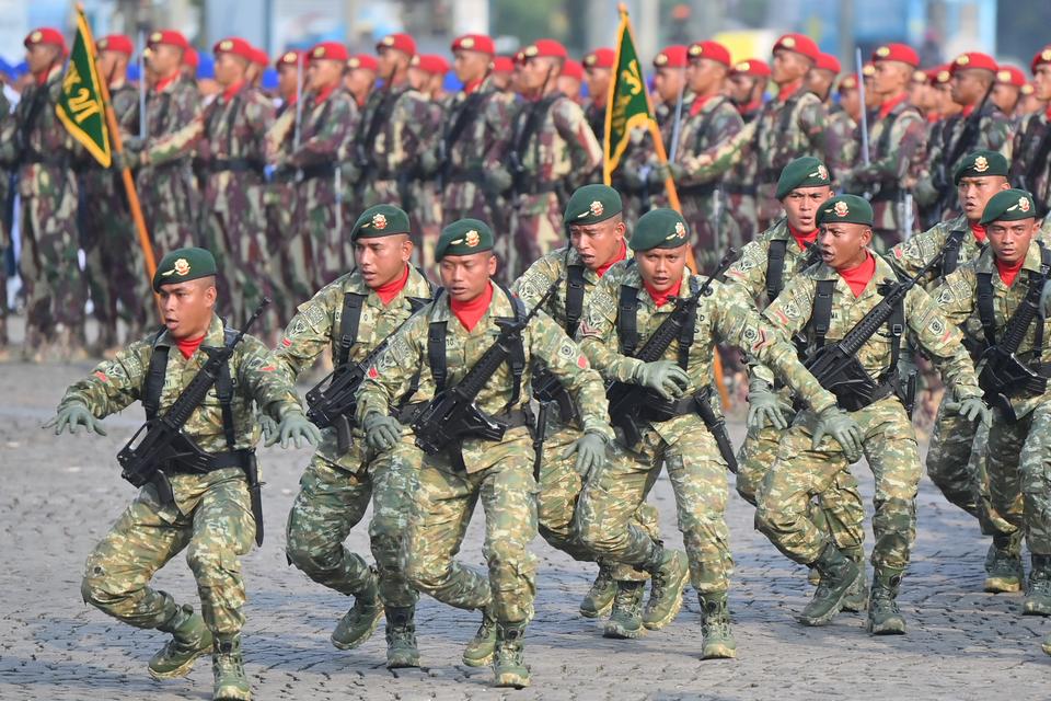 Prajurit TNI menampilkan yel-yel saat upacara HUT ke-78 Tentara Nasional Indonesia (TNI) di Lapangan Silang Monumen Nasional (Monas), Gambir, Jakarta, Kamis (5/10/2023). HUT ke-78 TNI tersebut mengangkat tema TNI Patriot NKRI: Pengawal Demokrasi untuk Ind