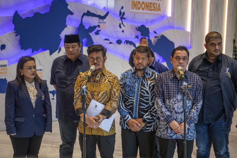 Menteri Pertanian Syahrul Yasin Limpo (ketiga kiri) didampingi jajaran pengurus partai memberikan keterangan pers di Kantor DPP Partai NasDem, Jakarta, Kamis (5/10/2023). 