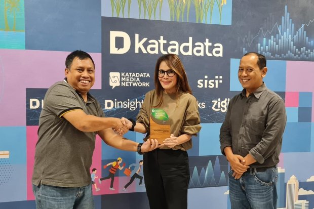 Penyerahan Green Initiative Award 2023 dari Katadata untuk MIND ID dalam gelaran Sustainability Action for The Future Economy (SAFE) 2023 di Grand Ballroom Kempinski, Jakarta, Selasa (26/9).