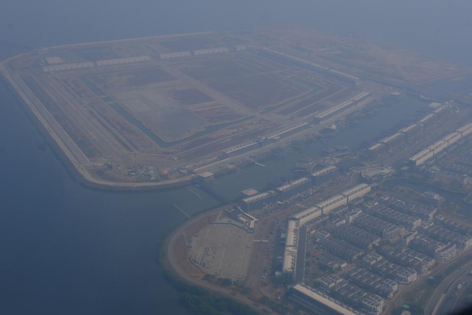 Foto udara kawasan pulau reklamasi tertutup polusi di Jakarta, Jumat (6/10/2023). Berdasarkan data situs pemantau kualitas udara IQAir pada Jumat (6/10/2023), indeks kualitas udara (AQI) di Jakarta berada di angka 133 atau masuk dalam kategori tidak sehat