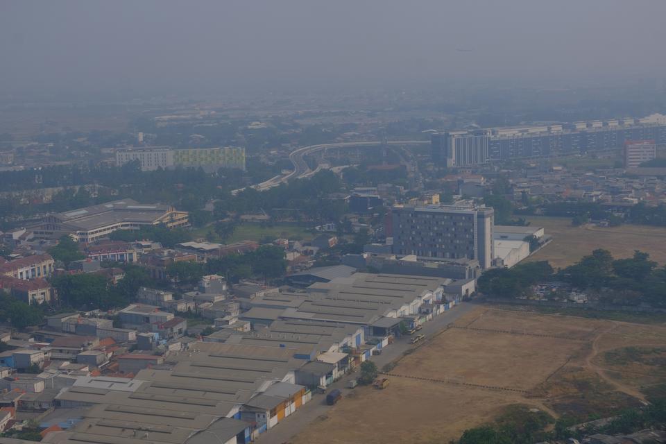 Foto udara pemukiman penduduk tertutup polusi udara di Jakarta, Jumat (6/10/2023). 