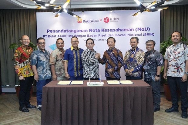 Kesepakatan kerja sama antara anggota MIND ID PT Bukit Asam Tbk dengan Badan Riset & Inovasi Nasional (BRIN) di Jakarta, Jumat (6/10).