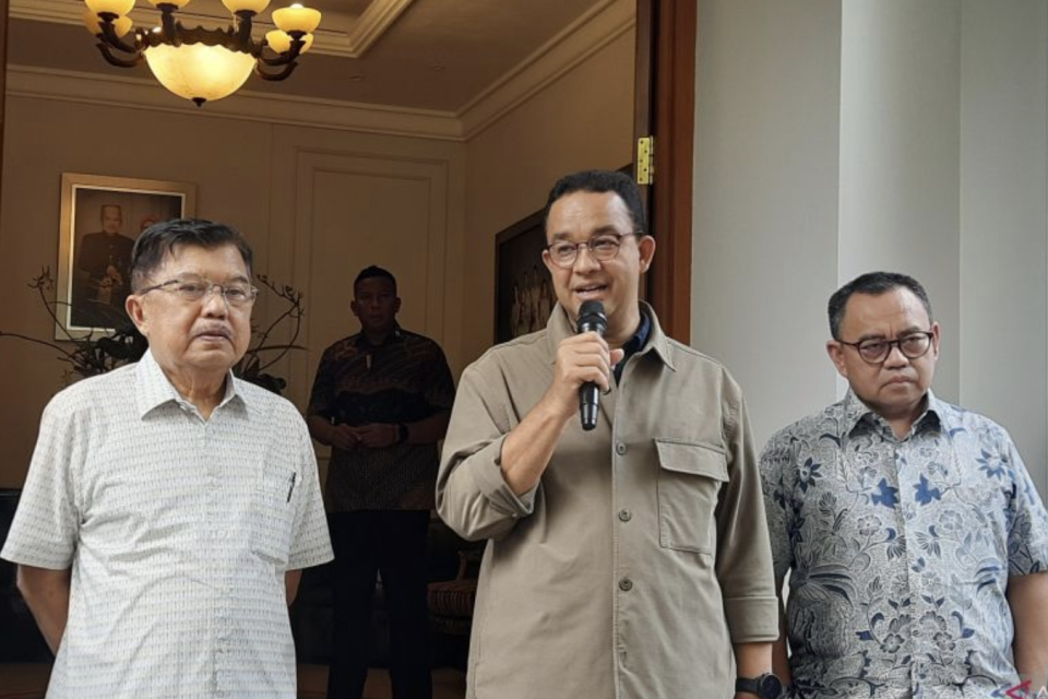Anies Baswedan (tengah) bersama Wakil Presiden ke-10 dan Ke-12 Jusuf Kalla (kiri) dan Sudirman Said usai pertemuan di kediaman pribadi JK di Jalan Brawijaya, Jakarta Selatan, Sabtu (7/10).