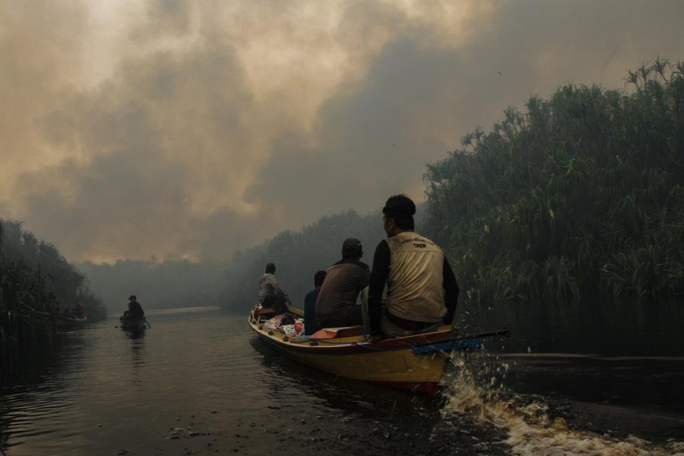 Asap membumbung tinggi dari hutan yang terbakar di Laboratorium Alam Hutan Gambut Cimtrop, Kelurahan Kereng Bangkirai, Palangka Raya, Kalimantan Tengah, Minggu (8/10/2023). 