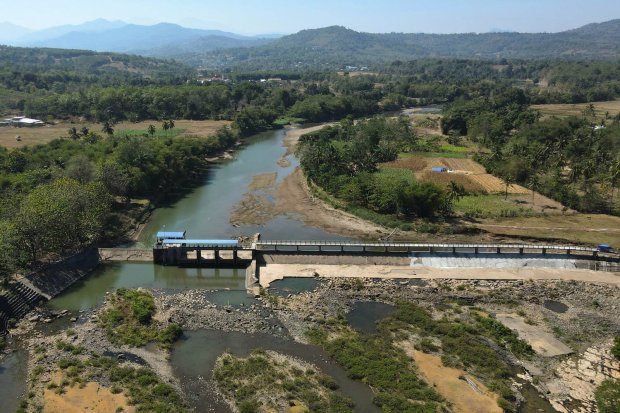 Foto udara bendungan Leko Pancing yang mengalami penurunan debit air akibat musim kemarau berkepanjangan di Kabupaten Maros, Sulawesi Selatan.