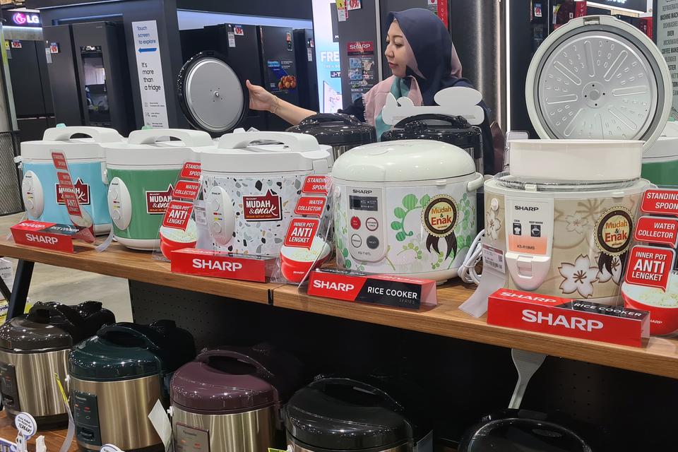 Pengunjung melihat alat pemasak nasi listrik atau rice cooker di pusat penjualan perabot rumah tangga di Bintaro, Tangerang Selatan, Banten, Selasa (10/10/2023). Pemerintah lewat kementerian ESDM akan membagikan rice cooker gratis ke 500 ribu rumah tangga