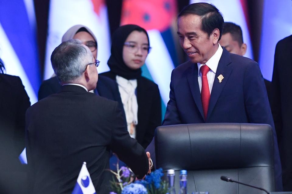 Presiden Joko Widodo (kanan) berjabat tangan dengan Kepala Perwakilan UNDP Indonesia Norimasa Shimomura (kiri) saat KTT AIS Forum 2023 di Nusa Dua, Bali, Rabu (11/10/2023).