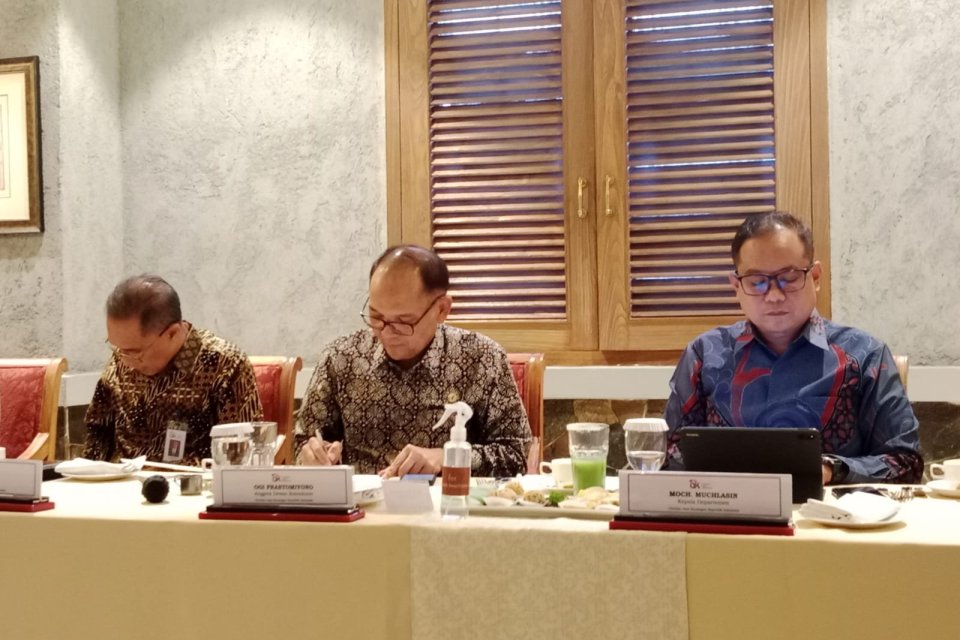 Focus Group Discussion (FGD) Kepala Eksekutif Pengawas Perasuransian, Penjaminan, dan Dana Pensiun OJK Ogi Prastomiyono dengan media massa, di Jakarta, Selasa (10/10).