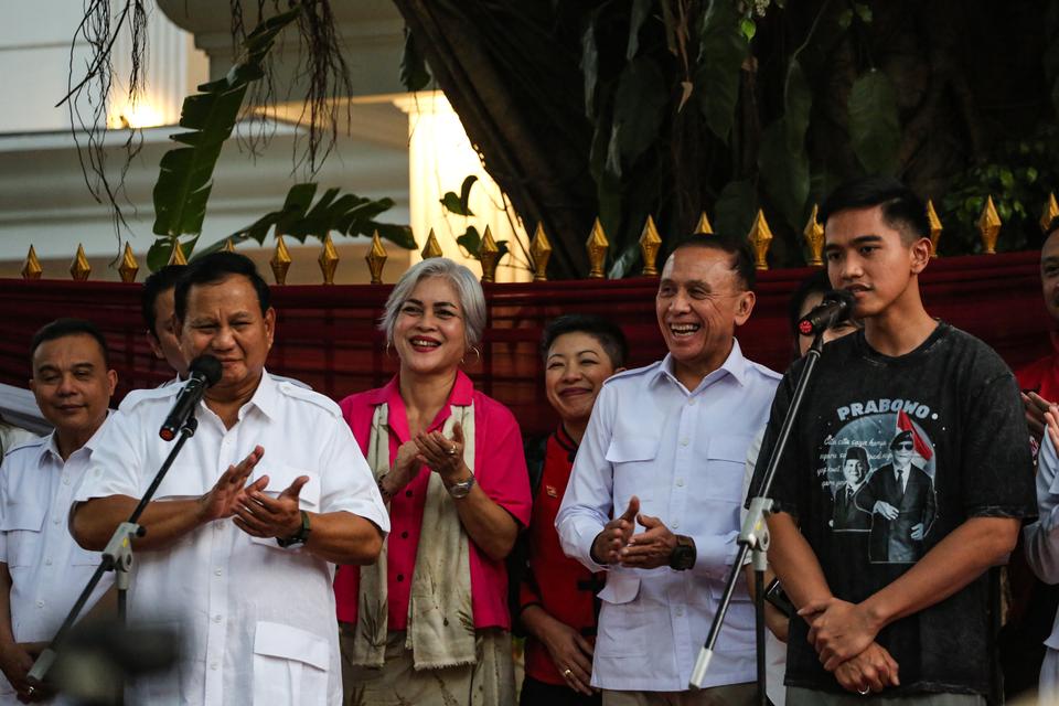 Ketua Umum Partai Gerindra Prabowo Subianto (kiri) bersama Ketua Umum Partai Solidaritas Indonesia Kaesang Pangarep (kanan) menjawab pertanyaan wartawan usai pertemuan di Rumah Kertanegara, Jakarta, Kamis (12/10/2023).