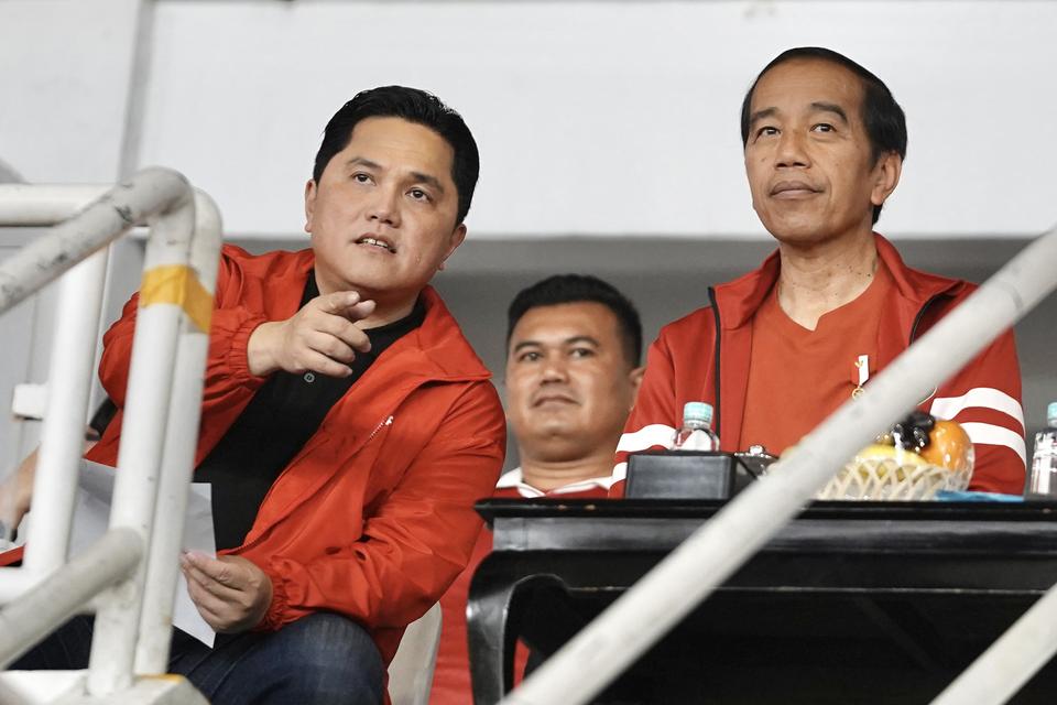 Presiden Joko Widodo (kanan) bersama Menteri BUMN sekaligus Ketua Umum PSSI Erick Thohir (kiri) menyaksikan pertandingan timnas Indonesia melawan timnas Brunei pada leg 1 kualifikasi Piala Dunia 2026 babak pertama zona Asia di Stadion Utama Gelora Bung Ka