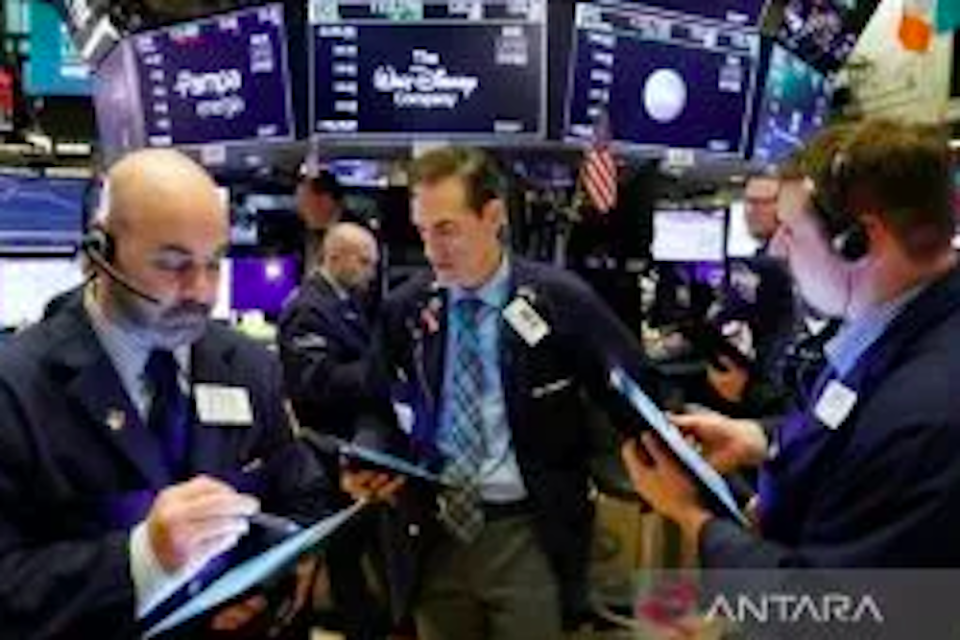 Ilustrasi - Para pialang sedang bekerja di lantai Bursa Efek New York, Wall Street, Amerika Serikat (AS). ANTARA/Reuters/pri