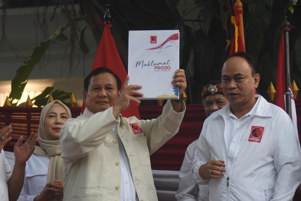 Ketum Gerindra Prabowo Subianto (kiri) menerima buku maklumat Projo dari Ketua DPP Projo Budi Arie Setiadi (kanan) di kediaman Prabowo, Jalan Kertanegara, Jakarta, Sabtu (14/10/2023). 