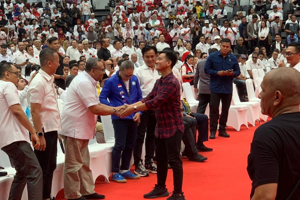 Wali Kota Solo Gibran Rakabuming Raka bersalaman dengan para ketua umum partai politik dari Koalisi Indonesia Maju saat Rapat Kerja Nasional Relawan Projo di Gelora Bung Karno, Jakarta, Sabtu (14/10/2023).