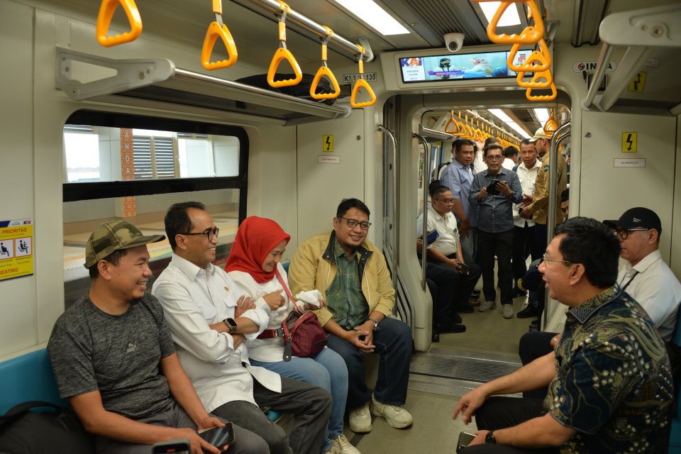 Menteri Perhubungan Budi Karya Sumadi menjajal LRT Palembang, Sabtu (14/10/2023).