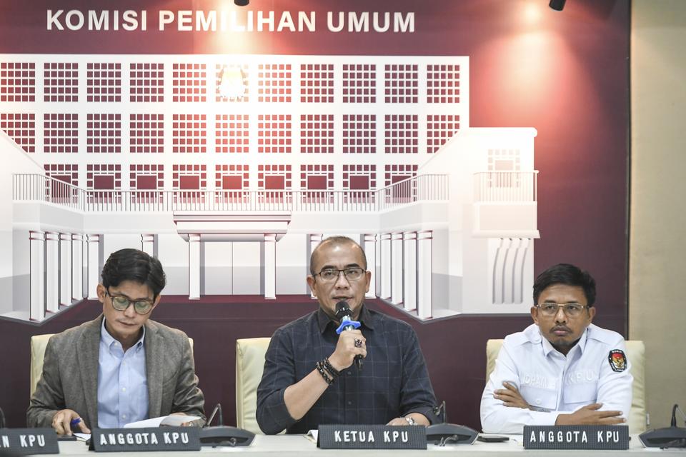 Ketua KPU Hasyim Asy'ari (tengah) bersama anggota KPU Idham Holik (kanan) dan August Mellaz di Kantor KPU