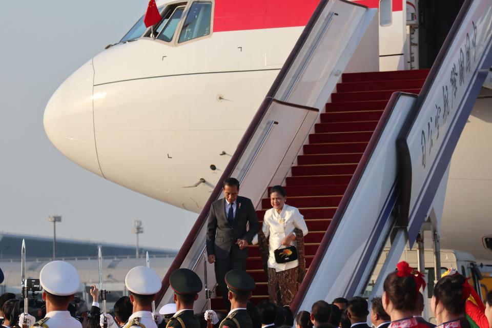 Presiden Joko Widodo dan Ibu Iriana Joko Widodo turun dari tangga pesawat Garuda Indonesia (GIA-1) setibanya di Bandara Internasional Peking di Beijing, China, Senin (16/10/2023). Kunjungan Presiden Jokowi ke China adalah untuk menghadiri "Forum Sabuk da
