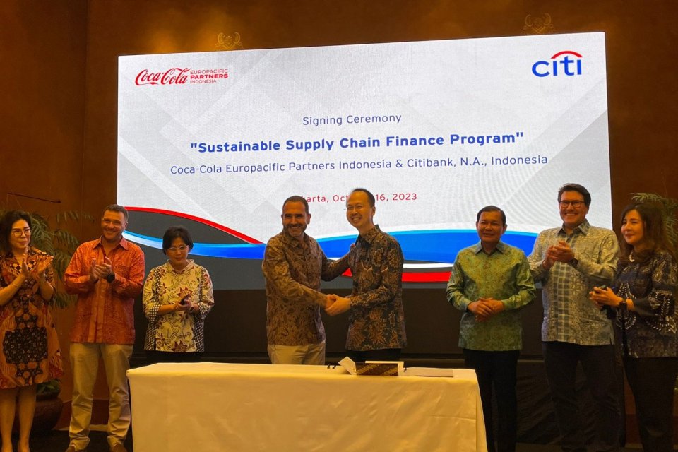 Citi Indonesia dan Coca-Cola Europacific Partners Indonesia menandatangani kesepakatan Sustainable Supply Chain Finance (SSCF) senilai US$ 30 juta di Jakarta, pada Senin (16/10).
