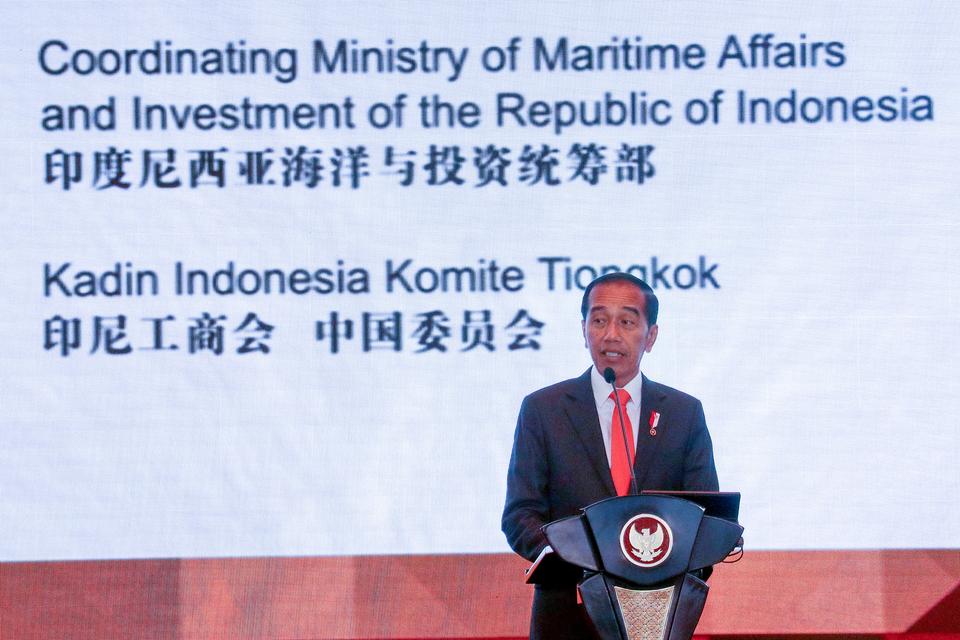 Presiden Joko Widodo (Jokowi) menyampaikan sambutan saat menghadiri Forum Bisnis Indonesia-China di Beijing, China, Senin (16/10/2023). 