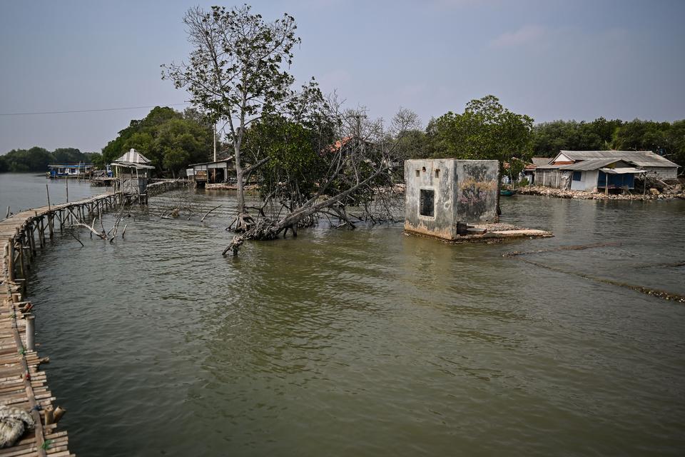 Bangunan bekas pelelangan udang yang telah terendam di kawasan Pulau Cangkir, Kronjo, Kabupaten Tangerang, Selasa (17/10/2023). Bappenas mengungkapkan perubahan iklim yang mengakibatkan kenaikan permukaan air laut antara 0,8 hingga 1,2 cm per tahun yang t