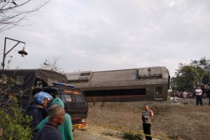 Kereta Api Argo Semeru anjlok