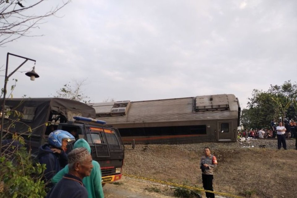 Petugas mengevakuasi Kereta Api Argo Semeru anjlok di Kalimenur, Kulon Progo DI Yogyakarta, Selasa (17/10/2023). 