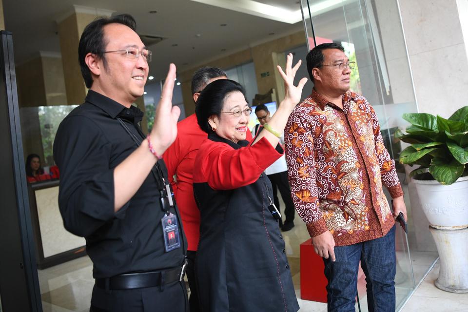 Ketua Umum PDI Perjuangan (PDIP) Megawati Soekarnoputri (kedua kiri) didampingi Ketua DPP PDIP Prananda Prabowo (kiri) dan Koordinator Media DPP PDIP Monang Sinaga (kanan) menyapa wartawan jelang pengumuman bakal calon wakil presiden pendamping Ganjar Pra