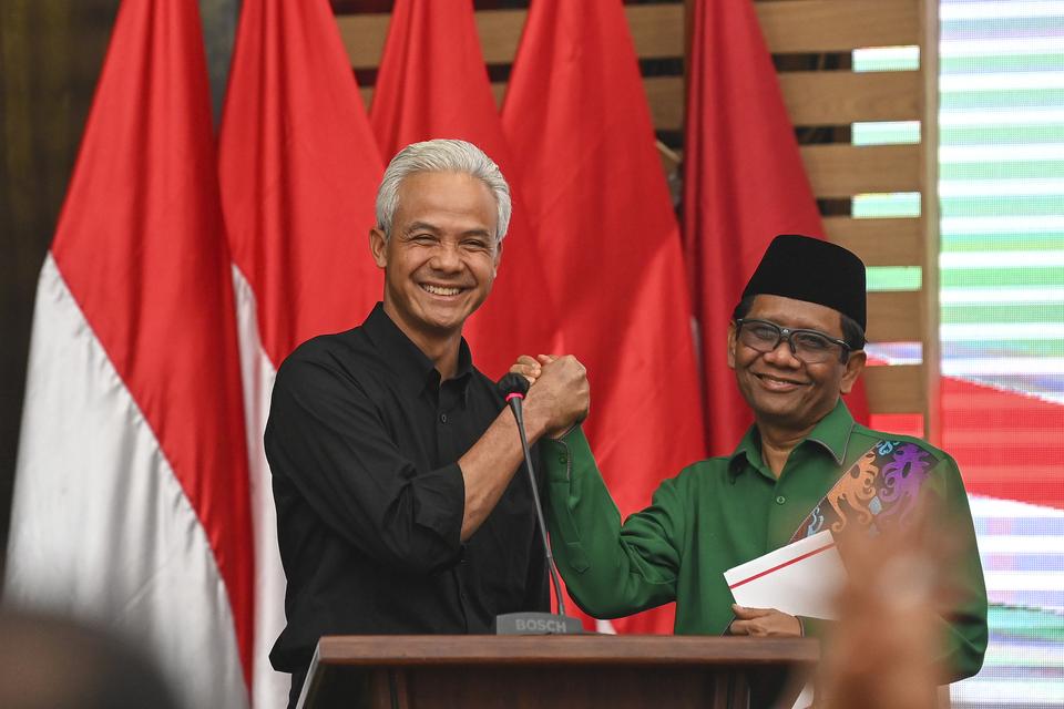 Bakal calon presiden dari PDI Perjuangan (PDIP) Ganjar Pranowo (kiri) dan bakal calon wakil presiden Mahfud MD (kanan) melakukan salam komando saat acara pengumuman bakal calon wakil presiden pada Pilpres 2024 di kantor DPP PDIP, Jakarta, Rabu (18/10/2023