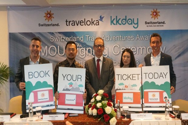 Penandatanganan MoU Traveloka dengan Switzerland Tourism, Swiss Travel System AG, dan KKday di Hotel Gran Melia, Jakarta, Selasa (17/10).