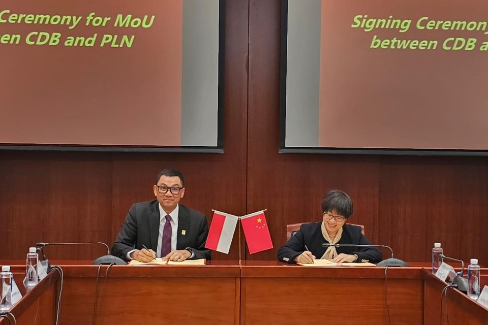 Penandatanganan Memorandum of Understanding (MoU) oleh Direktur Utama PLN Darmawan Prasodjo (kiri) dan President of CDB Xiamen Branch, Zeng Liqing (kanan) di kantor pusat CDB, Beijing, China, pada Senin (16/10).