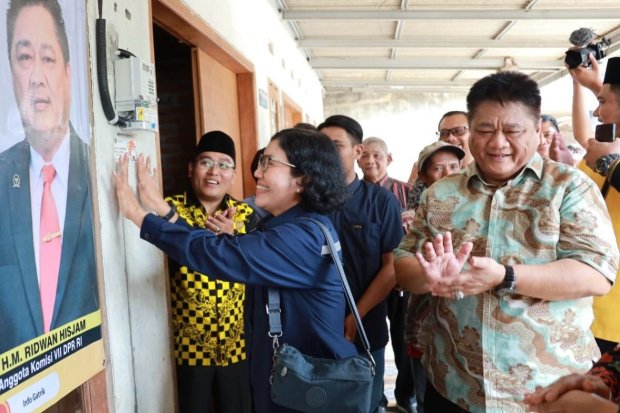 Masyarakat prasejahtera yang mendapatkan sambungan listrik PLN secara gratis mencapai 453 warga.