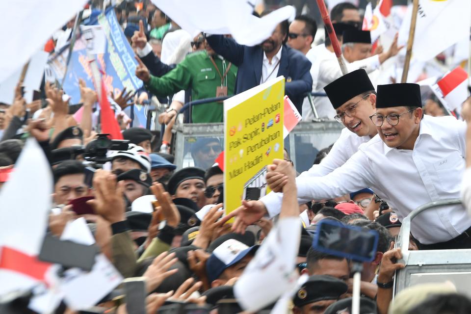 Pasangan bakal calon presiden Anies Baswedan bersama bakal calon wakil presiden Muhaimin Iskandar menyalami para pendukungnya saat melakukan pawai bersama simpatisan mereka sebelum mendaftarkan diri ke KPU di Jakarta, Kamis (19/10/2023). 