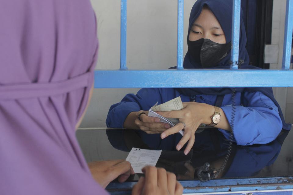 Pekerja melayani nasabah yang ingin membayar cicilan barang yang digadai di salah satu gerai Pusat Gadai Indonesia, Jakarta, Kamis (19/10/2023). Pegadaian masih menjadi pilihan bagi sebagian warga Jabodetabek dibandingkan pinjaman daring untuk mendapatkan