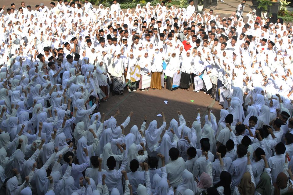 Ratusan siswa melakukan aksi koreografi dalam Peringatan Hari Santri Nasional ke-9 di Madrasah Aliyah Negeri (MAN) 1, Malang, Jawa Timur, Jumat (20/10/2023). Peringatan Hari Santri yang mengusung tema Jihad Santri Jayakan Negeri tersebut diisi dengan berb