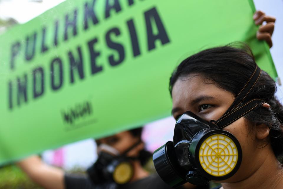 Aktivis Wahana Lingkungan Hidup (Walhi) melakukan aksi teatrikal simbolis praktik kejahatan korporasi di Kementerian Lingkungan Hidup dan Kehutanan (KLHK), Jakarta, Jumat (20/10/2023). 