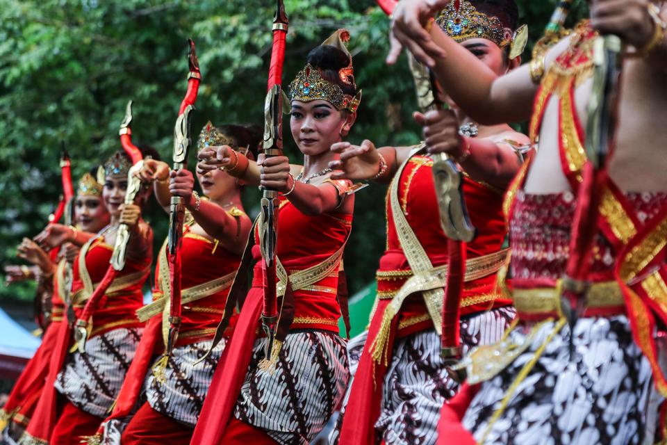 Kelompok sanggar tari Sobokarti menampilkan tarian Bhayangkari dalam Festival Wayang Orang Nasional 2023 di Taman Budaya Raden Saleh, Semarang, Jawa Tengah, Jumat (20/10/2023). Pertunjukan seni tari untuk menyambut Hari Wayang Nasional tersebut diikuti pu