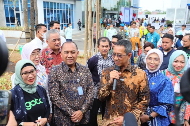 Para pimpinan Grup GoTo, Pemprov dan Dinkes DKI Jakarta, serta RSUD Kalideres berbincang bersama media usai penanaman pohon bersama dalam upaya menghijaukan Jakarta, Kamis (19/9). 